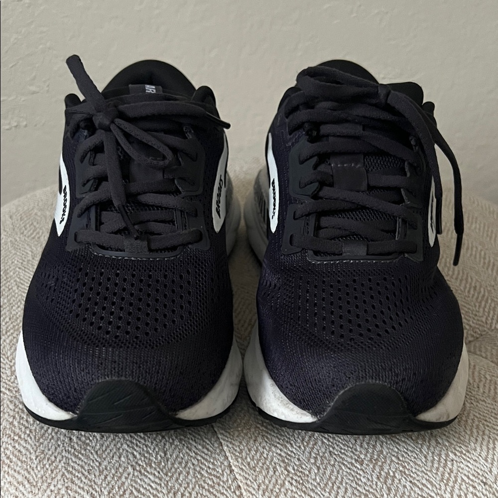 Brooks Ariel GTS 24 Black and White Running Shoes in Size 8 - Picture 4 of 15